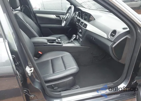 2013 Mercedes-Benz C 250 Sport z USA, uszkodzony, nr VIN WDDGF4HB9DR273388